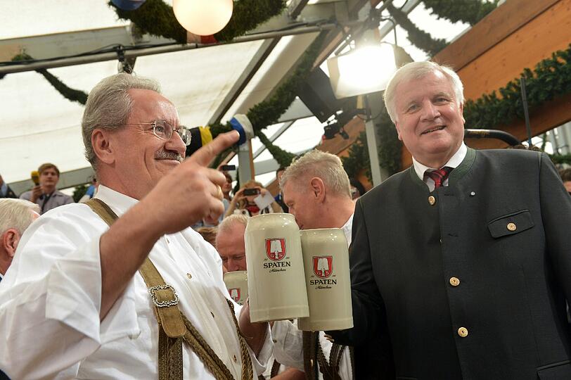 Das erste Bier geht natürlich an Horst Seehofer.