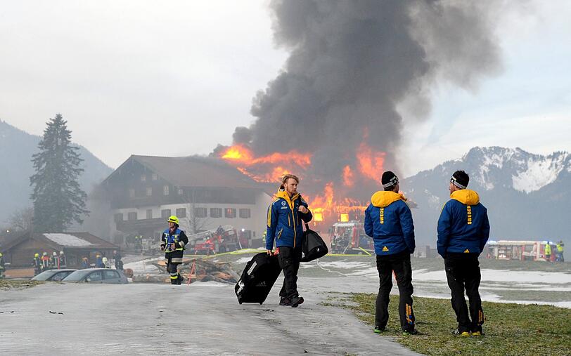 Der Bauernhof, in dem Mitglieder des schwedischen Biathlon-Teams untergebracht waren, brannte lichterloh.