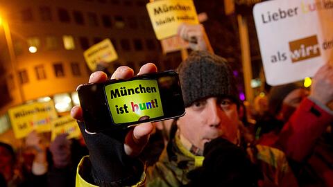 Demo gegen Pegida in München: Mit einem Verein will Alt-OB Ude das Vertrauen von Migranten zurückgewinnen.