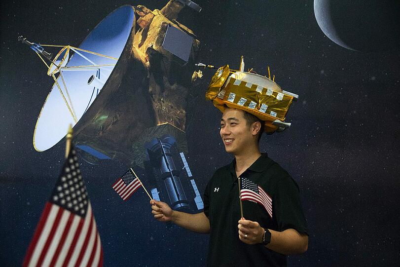 Die NASA-Mitarbeiter zeigen sich über die Ereignisse sichtlich erfreut.