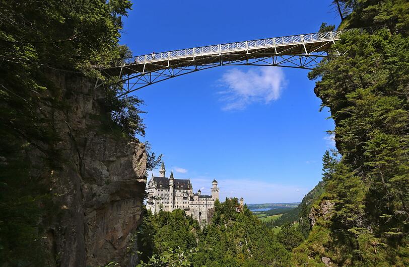 Seit Donnerstag dürfen die Besucher von Neuschwanstein wieder den herrlichen Blick von der Marienbrücke aus genießen.