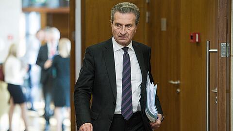 EU-Haushaltskommissar Günther Oettinger kommt zu einem Treffen von EU-Kommissionsmitgliedern zur Vorstellung der EU-Finanzplanung für den Zeitraum 2021 bis Ende 2027 im EU-Hauptquartier.