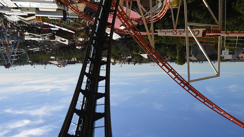 Im Looping steht die Wiesn Kopf. Im Looping steht die Wiesn Kopf.