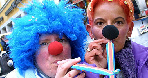 Kostüme sind beim Fasching ein Muss. Das ASZ wird mit viel Glitter geschmückt.