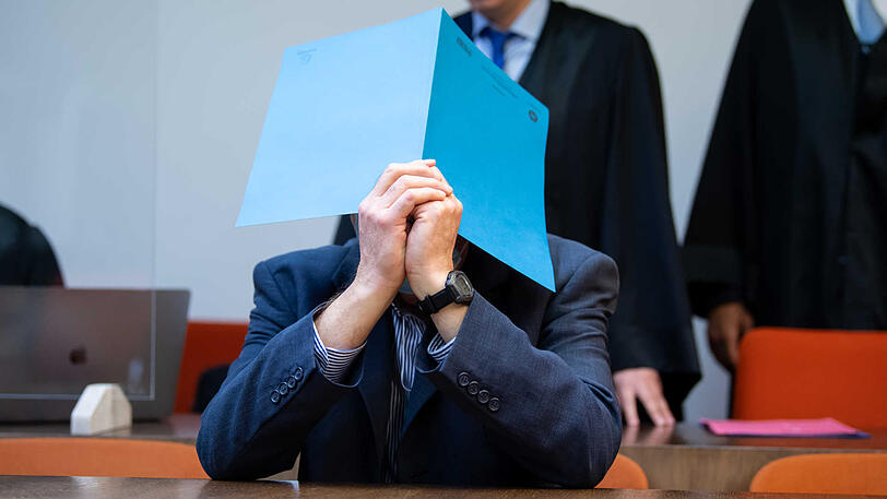 Der Angeklagte beim Prozessbeginn im Münchner Landgericht.
