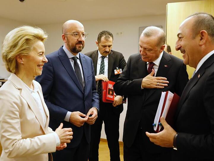 Ursula von der Leyen (l-r) und Charles Michel sprechen mit Recep Tayyip Erdogan und Mevlut Cavusoglu im Rahmen des Treffens der Staats- und Regierungschefs der EU und der Türkei.