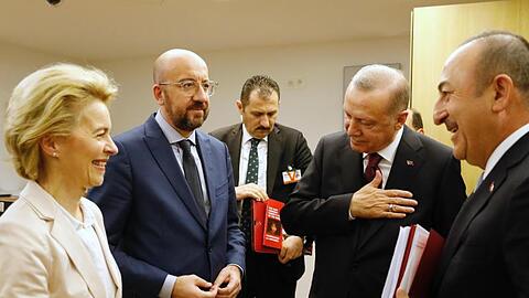 Ursula von der Leyen (l-r) und Charles Michel sprechen mit Recep Tayyip Erdogan und Mevlut Cavusoglu im Rahmen des Treffens der Staats- und Regierungschefs der EU und der Türkei.