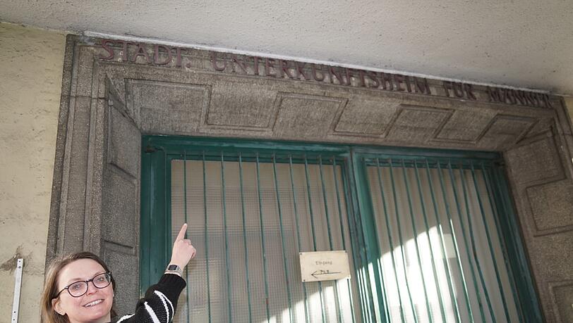 Stefanie Kabisch zeigt es an: Es handelt sich um ein Wohnheim für Männer. Stefanie Kabisch zeigt es an: Es handelt sich um ein Wohnheim für Männer.