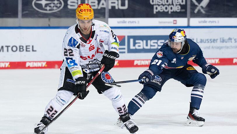 Nicolas Krämmer (r) von München und Vladimir Eminger von Bremerhaven kämpfen um den Puck.