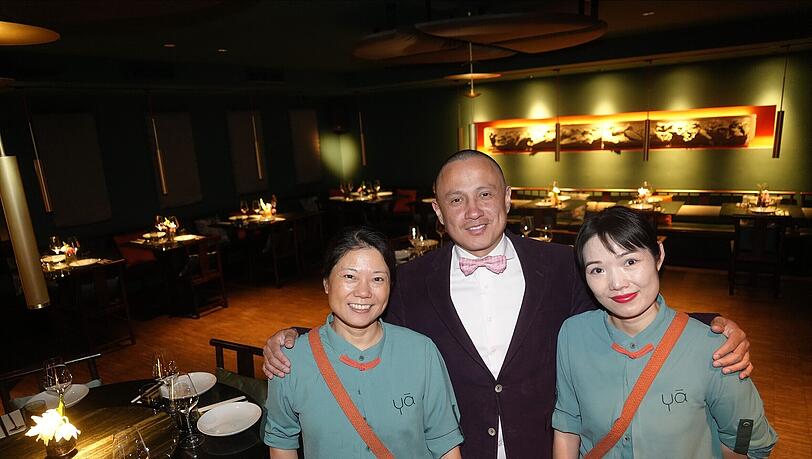 Laden im Juni zur Ess-Klasse ins Ya – The Mandarin Room (v. l.) Mitarbeiterin Ye Yong Hong, Chef Wilhelm Ketteler und Mitarbeiterin Cai Li München.