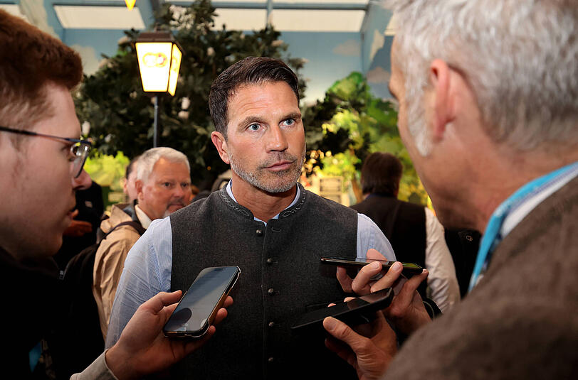 Stellte sich beim Wiesnbesuch unangenehmen Fragen: 1860-Trainer Patrick Glöckner.