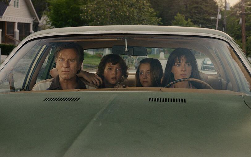 Familie Platt (von links nach rechts: Ewan McGregor, Christian Convery, Maisy Stella und Anne Hathaway) kommt das Vertraute so ungewohnt vor. Familie Platt (von links nach rechts: Ewan McGregor, Christian Convery, Maisy Stella und Anne Hathaway) kommt das Vertraute so ungewohnt vor.