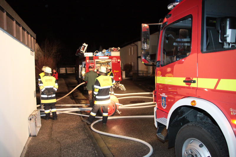 Eine Gartenhütte in Waldkraiburg ist in Flammen aufgegangen. Die Bilder vom Feuerwehr-Einsatz