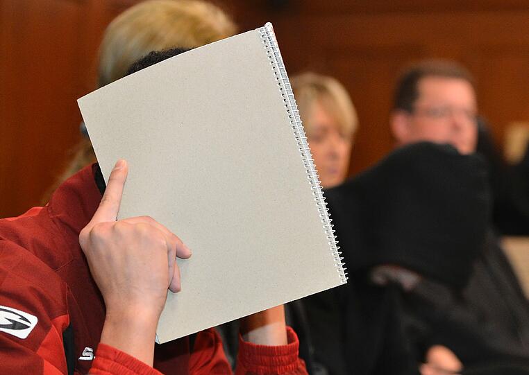 Die Angeklagten im Fall "Lotto Oma": Die Bilder aus dem Gerichtssaal