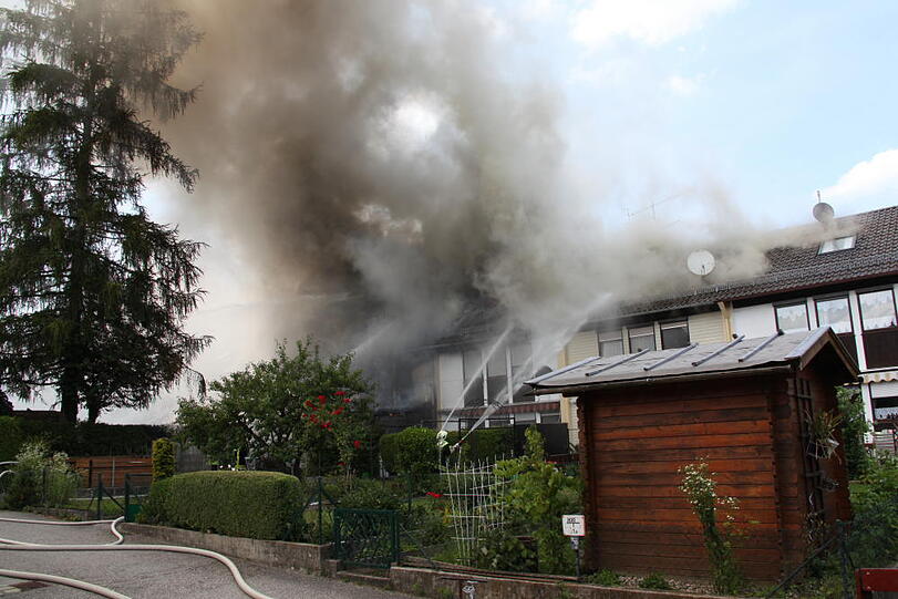Rauchschwaden in Eiselfing: Ein Wohnhaus steht in Flammen.