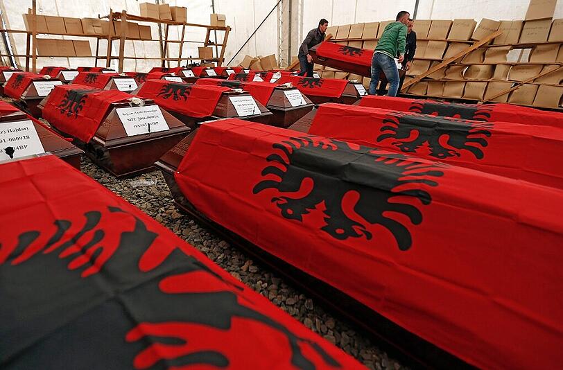 Beisetzung nach 15 Jahren: Särge mit den sterblichen Überresten von 46 Kosovo-Albanern in Pristina. Die Opfer serbischer Sicherheitskräfte wurden identifiziert und am 26. März 2014 im Süden des Landes beerdigt. Zur gleichen Zeit gedachten Serben in Belgrad der Opfer der Nato-Luftangriffe.