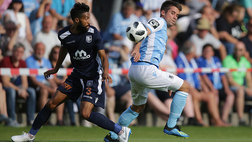 Istanbuls Gael Clichy und Löwe Stefan Lex.