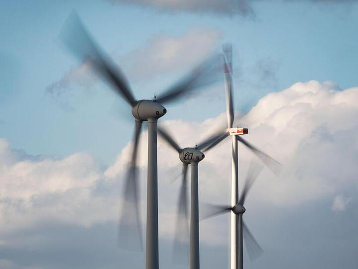 Windräder drehen sich auf einer Anhöhe. Foto: Frank Rumpenhorst/Archiv