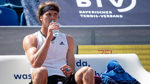 Alexander Zverev sitzt in einer Pause auf der Bank.