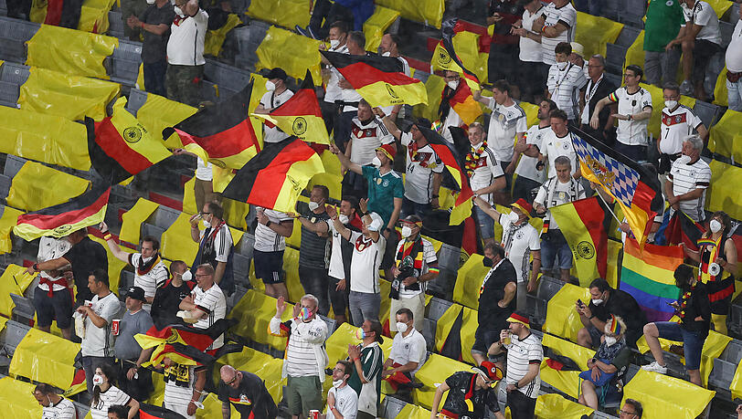 Deutschland-Fans beim Spiel gegen Ungarn in der Allianz Arena.