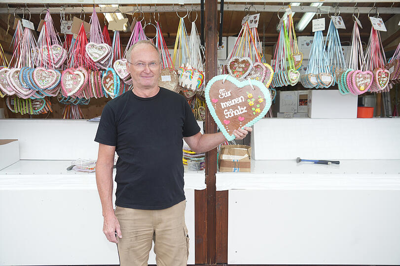 Helmut Schneider verkauft auf der Wiesn Lebkuchenherzen, die mit lustigen Sprüchen gehen weniger gut als die klassischen.