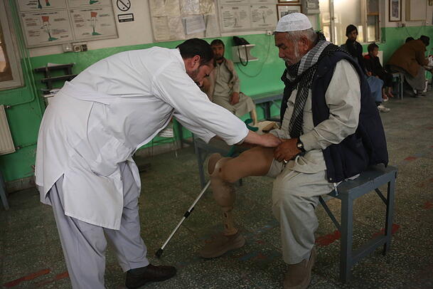Ein Pfleger untersucht einen Mann mit Prothese in einem Reha-Zentrum des Internationalen Roten Kreuzes in Kabul. Ein Pfleger untersucht einen Mann mit Prothese in einem Reha-Zentrum des Internationalen Roten Kreuzes in Kabul.
