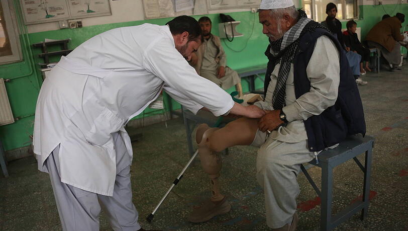 Ein Pfleger untersucht einen Mann mit Prothese in einem Reha-Zentrum des Internationalen Roten Kreuzes in Kabul. Ein Pfleger untersucht einen Mann mit Prothese in einem Reha-Zentrum des Internationalen Roten Kreuzes in Kabul.