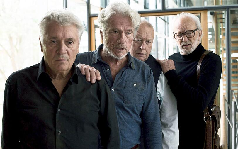 Man mag sie verächtlich "die Olsen-Bande" nennen, aber sie sind schwer auf Zack: Hier nehmen Jochen Falk (Henry Hübchen, links), Locke, der Logistiker (Thomas Thieme, zweiter von links) und Jaecki, der Techniker (Michael Gwisdek, rechts), ihren Ex-Feind Kern vom BND (Jürgen Prochnow) in die Mitte. Man mag sie verächtlich "die Olsen-Bande" nennen, aber sie sind schwer auf Zack: Hier nehmen Jochen Falk (Henry Hübchen, links), Locke, der Logistiker (Thomas Thieme, zweiter von links) und Jaecki, der Techniker (Michael Gwisdek, rechts), ihren Ex-Feind Kern vom BND (Jürgen Prochnow) in die Mitte.