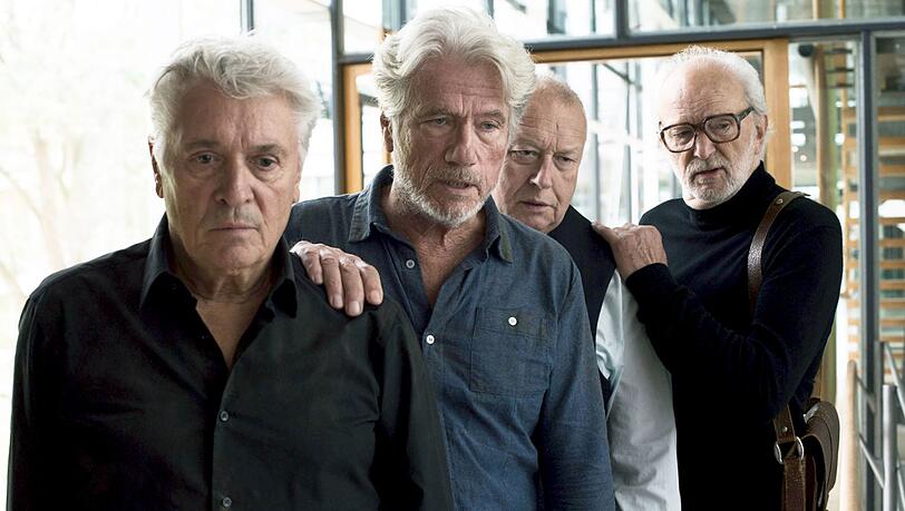 Man mag sie verächtlich "die Olsen-Bande" nennen, aber sie sind schwer auf Zack: Hier nehmen Jochen Falk (Henry Hübchen, links), Locke, der Logistiker (Thomas Thieme, zweiter von links) und Jaecki, der Techniker (Michael Gwisdek, rechts), ihren Ex-Feind Kern vom BND (Jürgen Prochnow) in die Mitte. Man mag sie verächtlich "die Olsen-Bande" nennen, aber sie sind schwer auf Zack: Hier nehmen Jochen Falk (Henry Hübchen, links), Locke, der Logistiker (Thomas Thieme, zweiter von links) und Jaecki, der Techniker (Michael Gwisdek, rechts), ihren Ex-Feind Kern vom BND (Jürgen Prochnow) in die Mitte.