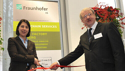 Eröffnung der „Service Factory“: Staatssekretärin Katja Hessel und Heinz Gerhäuser beim Durchschneiden des Bandes. Eröffnung der „Service Factory“: Staatssekretärin Katja Hessel und Heinz Gerhäuser beim Durchschneiden des Bandes.