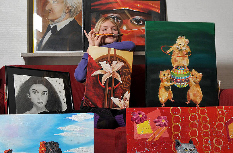 Selin malt seit sie vier ist. Jetzt hat die Bayreutherin eine eigene Ausstellung in Nürnberg (links oben das Wagner-Bild).