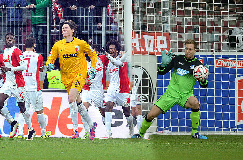 Zwei Torhüter im Fokus des Bundesligaspieltags: Marwin Hitz beim FC Augsburg und Oliver Baumann bei Hoffenheim.
