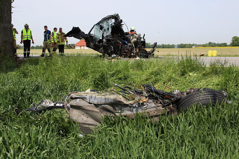 Das Auto ist vollkommen zerstört. Wieso der Fahrer mit seinem Fahrzeug gegen einen Baum prallte, ist bisher noch unklar.