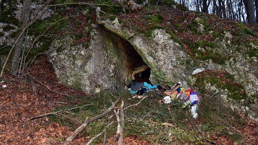 In dieser Höhle hat es sich Mann gemütlich gemacht.