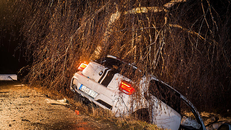Der Wagen raste gegen einen Baum, entwurzelte ihn sogar. Der 35-jährige Fahrer starb noch am Unfallort.