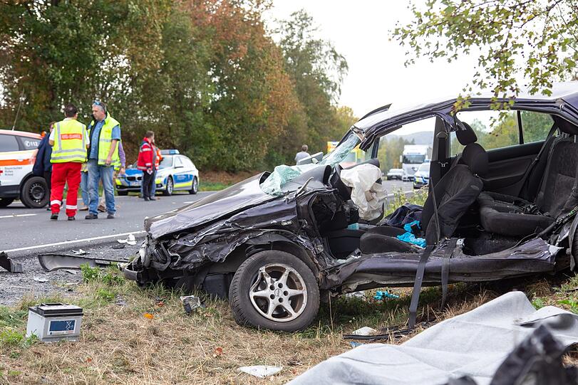 Schlimmer Unfall bei Coburg: Ein Schulbus ist dabei in den Gegenverkehr gerast - fünf Schulkinder wurden dabei schwer verletzt.