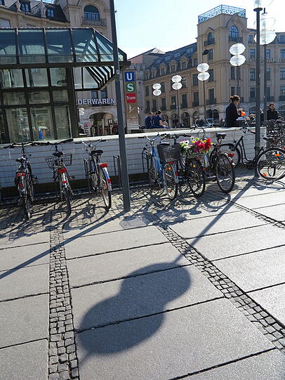 Schattenspiele am Stachus.