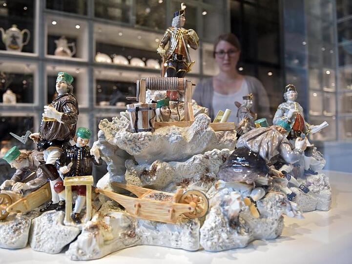 Tafelaufsatz aus Meißner Porzellan mit dem Titel "Das Bergwerk" im Bochumer Museum.