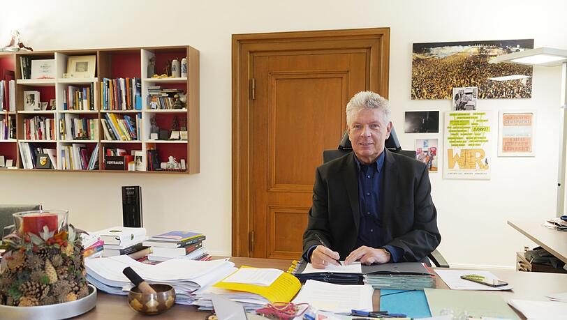 Kurz vor Weihnachten am Rathaus-Schreibtisch: Dieter Reiter. Kurz vor Weihnachten am Rathaus-Schreibtisch: Dieter Reiter.