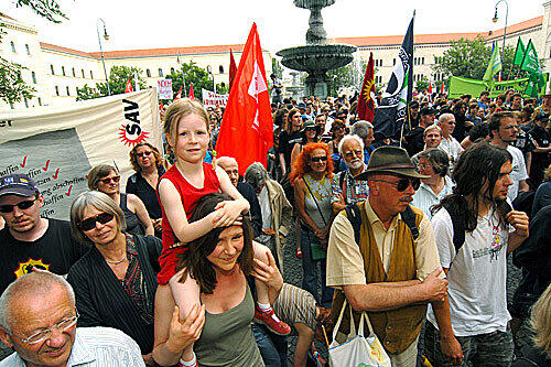 Ein buntes Bündnis demonstriert gegen die &bdquo;geplante Aushöhlung der Versammlungs- und Demonstrationsfreiheit&ldquo;.
