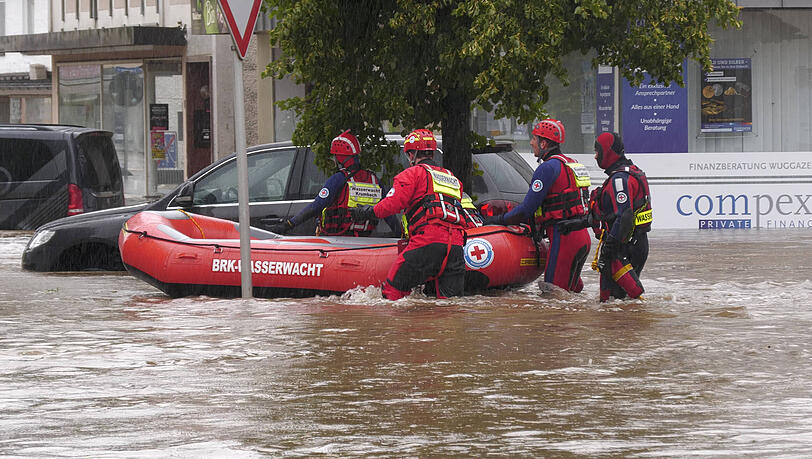 Das DLRG ist mit Booten im Einsatz und evakuiert die Menschen. Das DLRG ist mit Booten im Einsatz und evakuiert die Menschen.