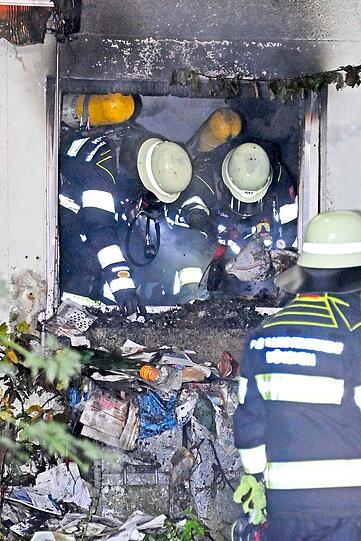 Die Feuerwehr brachte den Brand in dem Reihenmittelhaus in der Theodolindenstraße nach einigen Stunden unter Kontrolle, die Polizei schätzt den Sachschaden auf mehrere Hunderttausend Euro.