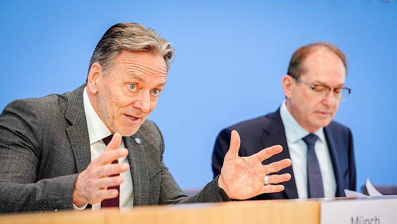 Das Bundeslagebild Cybercrime 2024 stellt BKA-Präsident Holger Münch zusammen mit Bundesinnenminister Alexander Dobrindt (CSU) vor.