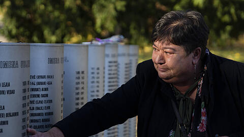 Fatima Popovac, deren sechsj&auml;hriger Sohn Adnan von einem Scharsch&uuml;tzen in Sarajevo, einem sogenannten "Snajper" im Krieg get&ouml;tet worden ist, verlangt die Aufkl&auml;rung des Todes.