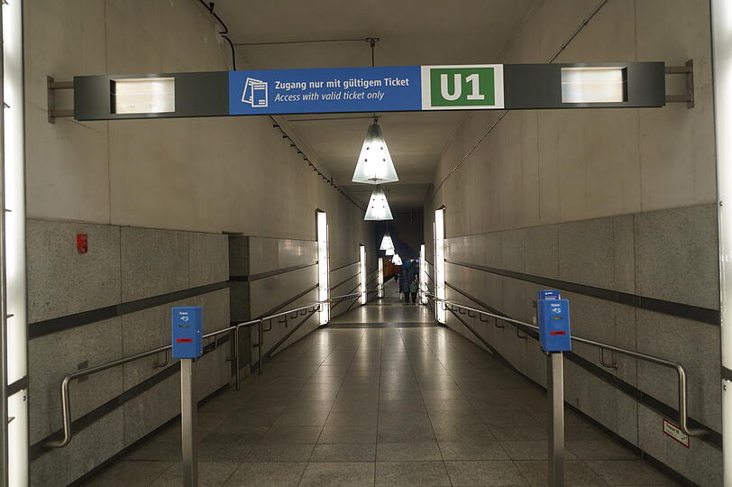 Die Rampe am Eingang zur Haltestelle sorgt daf&uuml;r, dass der Bahnsteig auch wirklich f&uuml;r alle zug&auml;nglich ist.