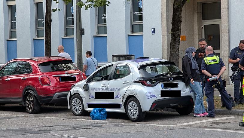 Der Wagen eines mobilen Pflegedienstes kollidierte mit einem Pkw.
