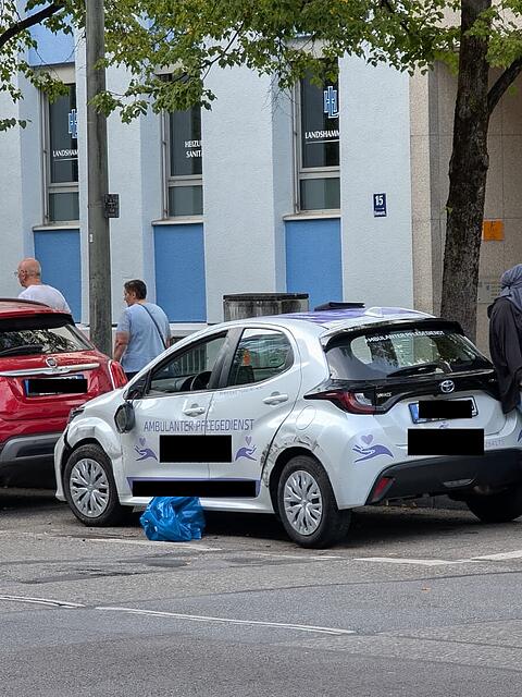 Der Wagen eines mobilen Pflegedienstes kollidierte mit einem Pkw.