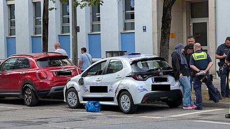 Der Wagen eines mobilen Pflegedienstes kollidierte mit einem Pkw.