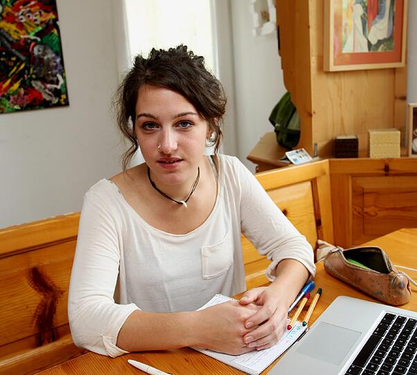 Jana Wüst (22), Studentin, GBW-Mieterin in der Konradinstraße in Untergiesing: &bdquo;Ich wohne erst seit einem halben Jahr hier. Ich bin zum Studium nach München gekommen und habe ewig nach einer Wohnung gesucht, die ich mir leisten kann. Ich war so froh, als ich endlich etwas gefunden hatte."