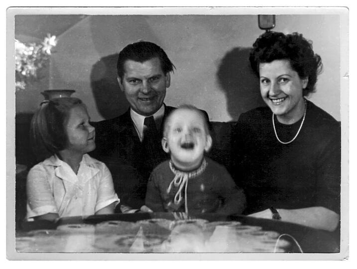 Glückliche Familie: Tochter Beate , Vater Heinz, Sohn Kaj, Margot Krug.